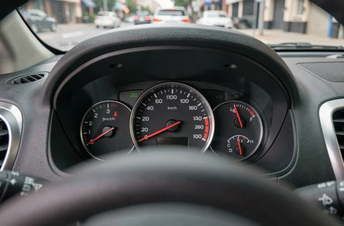 Tableau de bord d'une voiture avec le compteur de vitesse légèrement au-dessus de la limite autorisée en ville