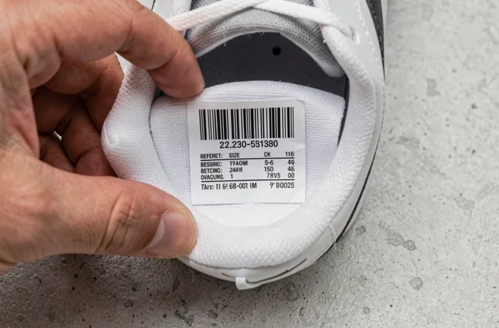 Gros plan sur l'étiquette de code produit Nike à l'intérieur d'une sneaker authentique